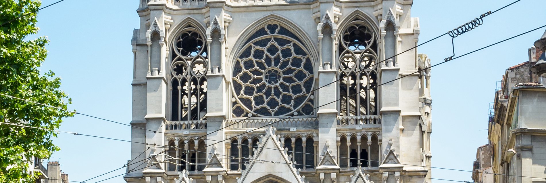 정교한 청동 출입문과 잔다르크 동상